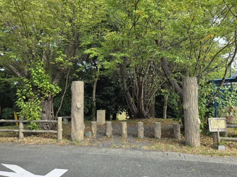 富士見北公園：入口。木製の車止めと掲示板