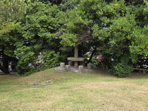 富士見北公園：樹木の下の石のテーブルとベンチ