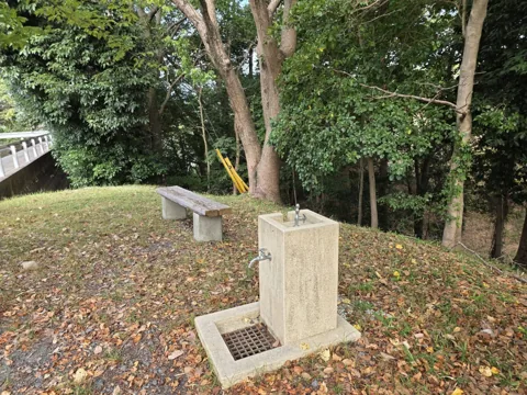 富士見北公園：水飲み場・手洗いとベンチ（木陰）