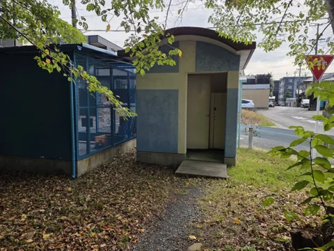 富士見北公園：トイレ外観と隣接する倉庫
