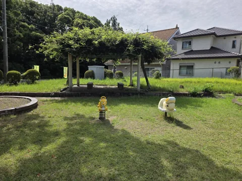 的場公園：スプリング遊具2基。奥に藤棚、手前に砂場