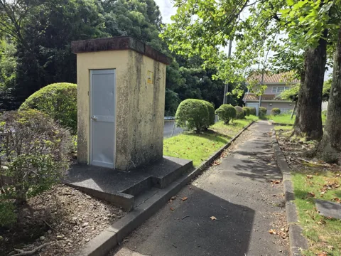 的場公園：トイレ外観と園路