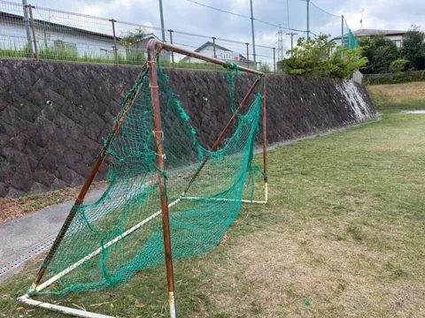 水堀公園：斜面沿いに設置されたネット遊具