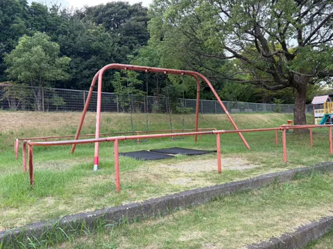 水堀公園：芝生に設置された鉄製遊具