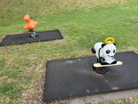 水堀公園：芝生に並ぶ動物型のスプリング遊具