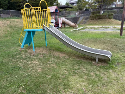 水堀公園：芝生広場にある滑り台