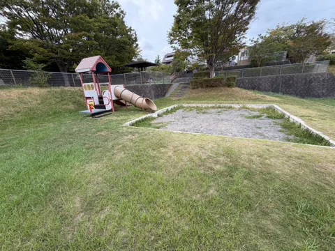 水堀公園：複合遊具と砂地がある遊び場