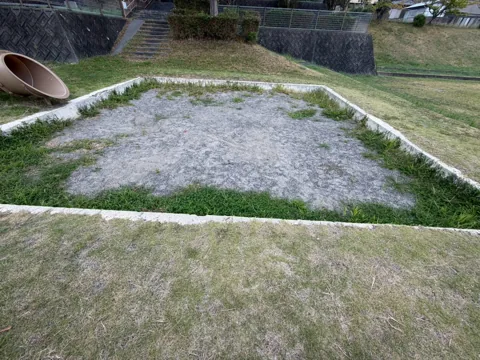 水堀公園：縁石で囲まれた園内の砂地