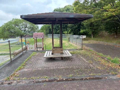 水堀公園：屋根とテーブルがある休憩スペース