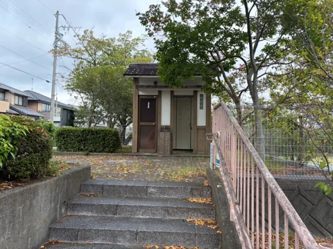 水堀公園：階段上にある公衆トイレの建物