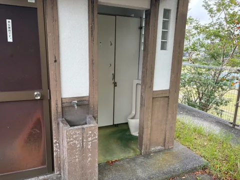水堀公園：公衆トイレの入口と手洗い場