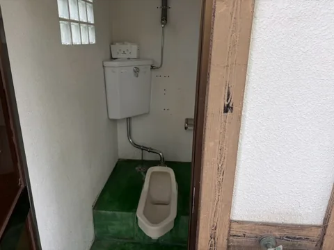 水堀公園：公衆トイレ内部の男性用小便器