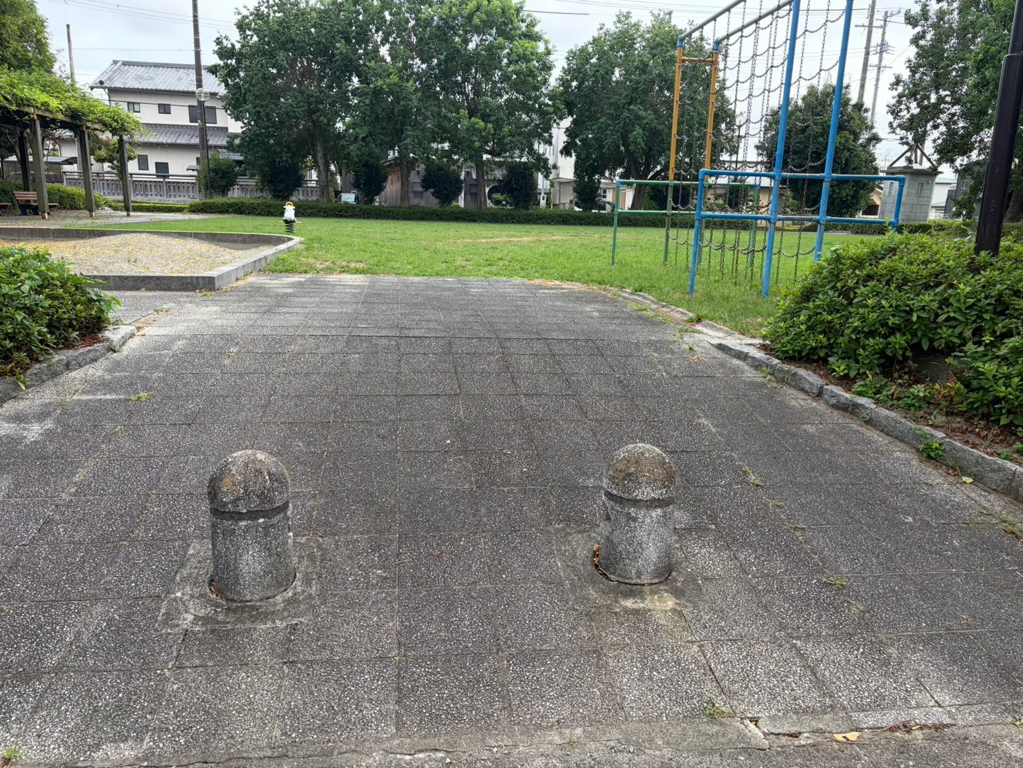 水堀東公園：車止めの先に芝生と遊具が見える公園入口