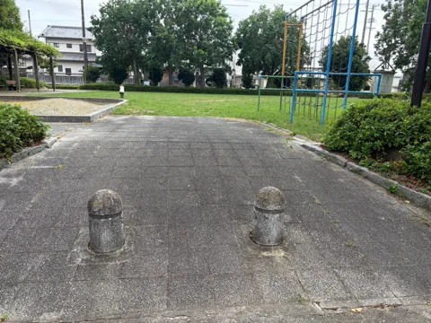 水堀東公園：車止めの先に芝生と遊具が見える公園入口