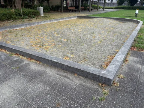 水堀東公園：縁石で囲まれた園内の砂地