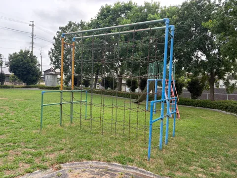 水堀東公園：芝生広場に設置された鉄製遊具