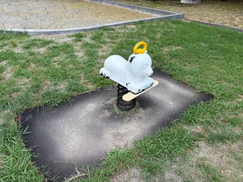 水堀東公園：白い動物型のスプリング遊具