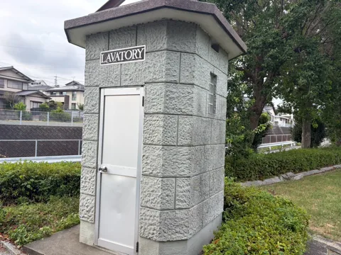 水堀東公園：園内に設置された公衆トイレの外観