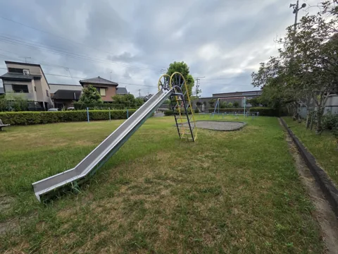 めがねばし公園：円形トンネルを備えた金属製すべり台