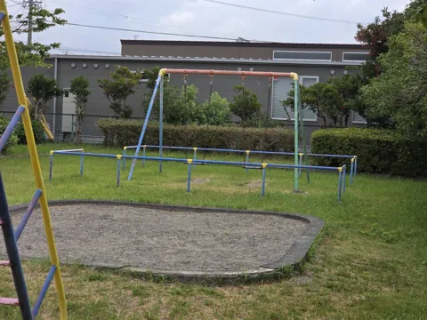 めがねばし公園：砂地の着地面があるブランコ