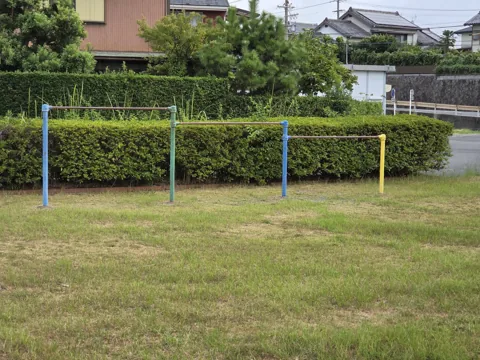 めがねばし公園：芝生広場に設置された高さの異なる鉄棒