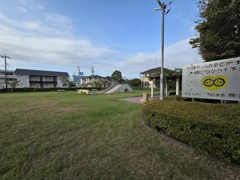 葦間公園：芝生広場と築山遊具、パーゴラ