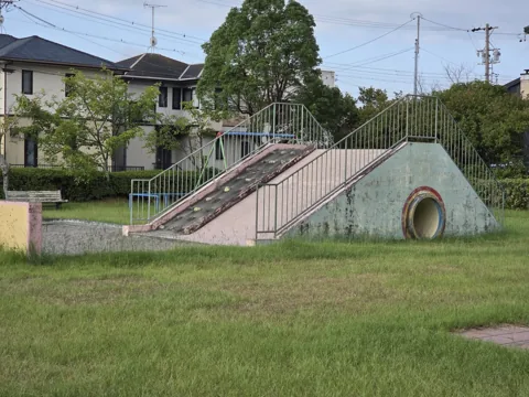 葦間公園：すべり台と円形トンネルのある築山遊具