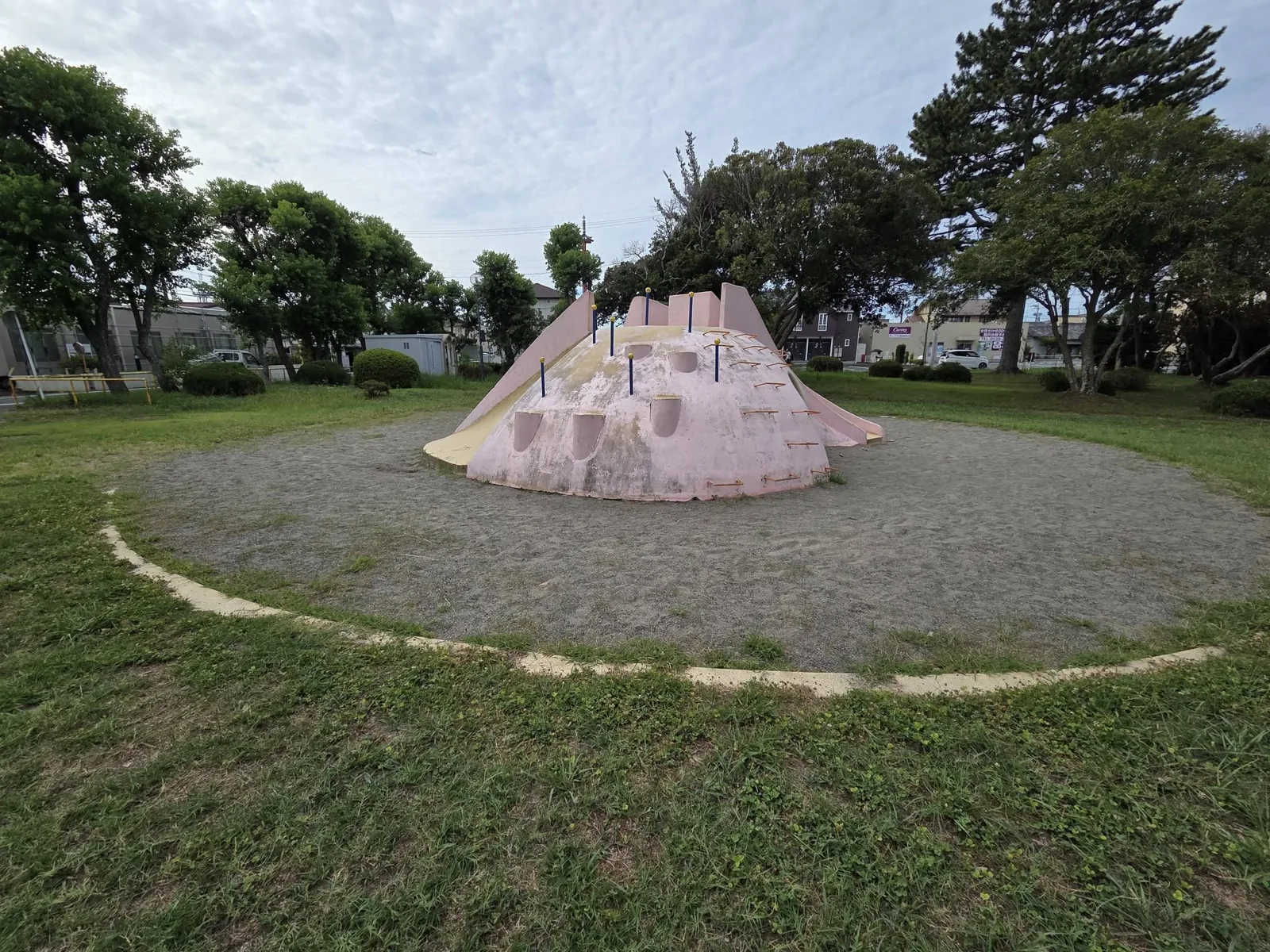 旭ヶ丘公園:中央の築山型すべり台(コンクリート製)と円形の砂地