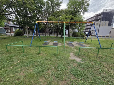 旭ヶ丘公園：ブランコ（4連）。前後に転落防止柵