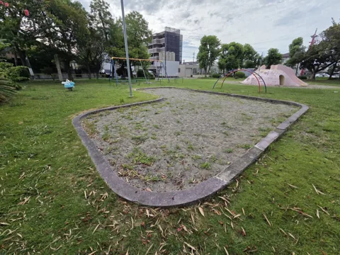 旭ヶ丘公園：砂場（縁石で囲まれた砂地）