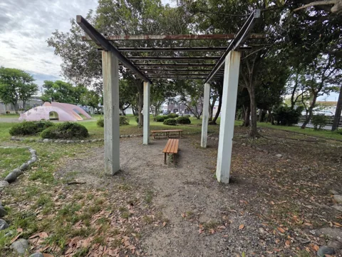 旭ヶ丘公園：パーゴラ（藤棚）とベンチ