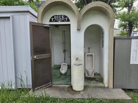 旭ヶ丘公園：トイレ内部。個室は和式便器、外側に小便器と手洗い