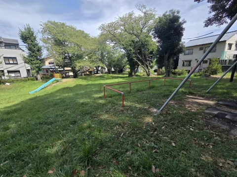 上野公園：鉄棒と芝生広場。奥にすべり台