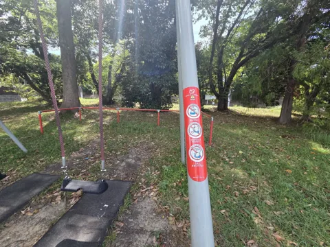 上野公園：ブランコ（支柱に利用上の注意表示）
