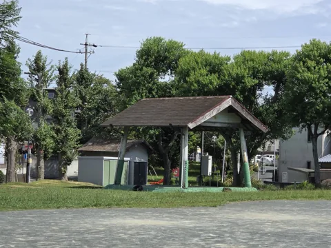 上野公園：東屋と倉庫、土の広場
