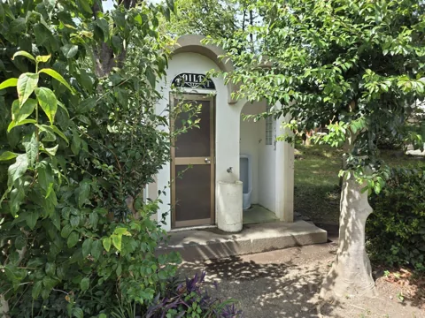 上野公園：トイレ入口側。外に小便器