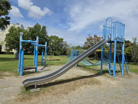 北川瀬公園：鉄製複合遊具（すべり台・雲梯・ネット）