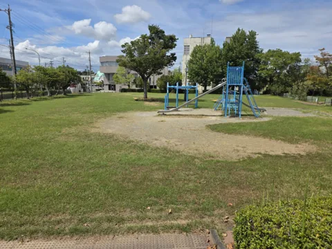 北川瀬公園：芝生広場と複合遊具