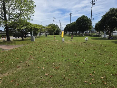 北川瀬公園：芝生広場と並木。幼児遊具が点在