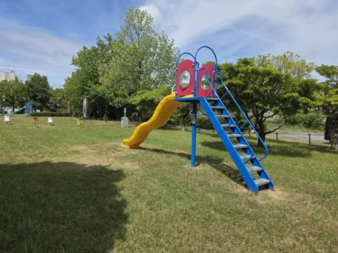 北川瀬公園：すべり台（波型）と芝生