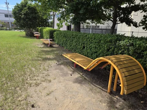 北川瀬公園：健康遊具（背伸ばしベンチ）
