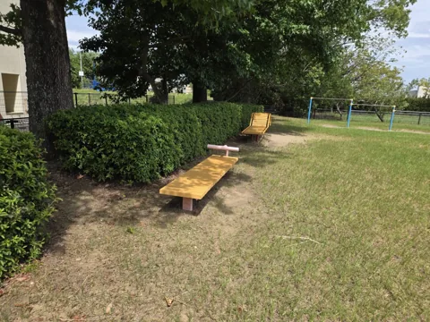 北川瀬公園：健康遊具（ベンチ型）と芝生