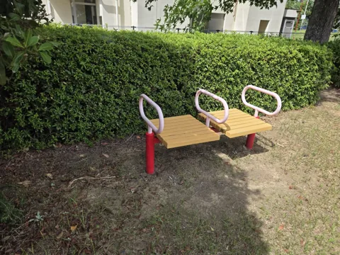 北川瀬公園：健康遊具（座位型）