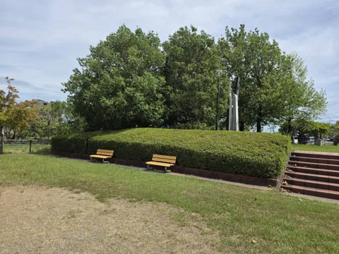 北川瀬公園：生垣沿いのベンチと階段