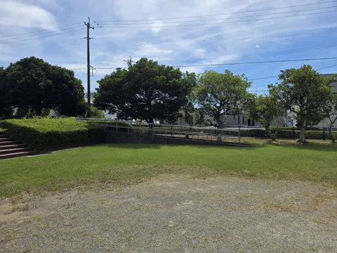 北川瀬公園：芝生広場と外周の階段