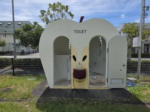 北川瀬公園：リンゴ形のトイレ。外から小便器と個室