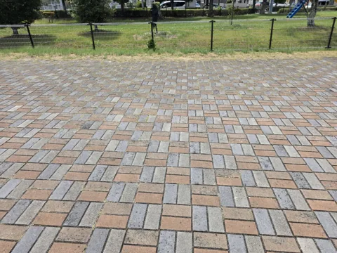 北川瀬公園：インターロッキング舗装の広場