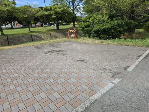 北川瀬公園：舗装広場と芝生