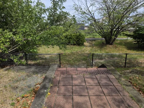 北川瀬公園：外周のフェンスと階段
