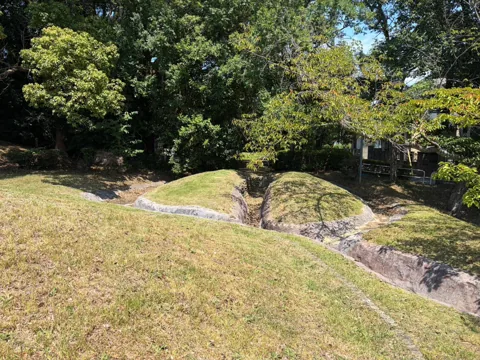 京見塚公園：保存された古墳の石室と周囲の芝生